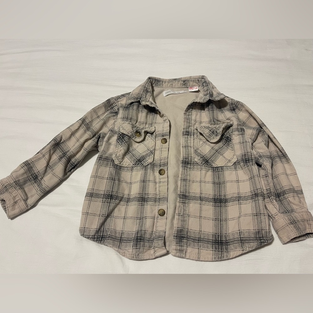 Boys Zara off white/gray button down shirt size 2-3. Great condition!